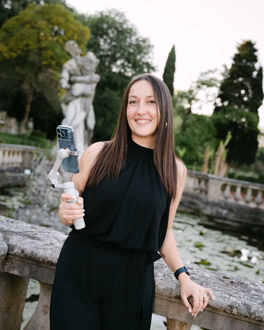 Nicole, wedding content creator, riprende con iPhone e gimbal nel giardino di una villa italiana